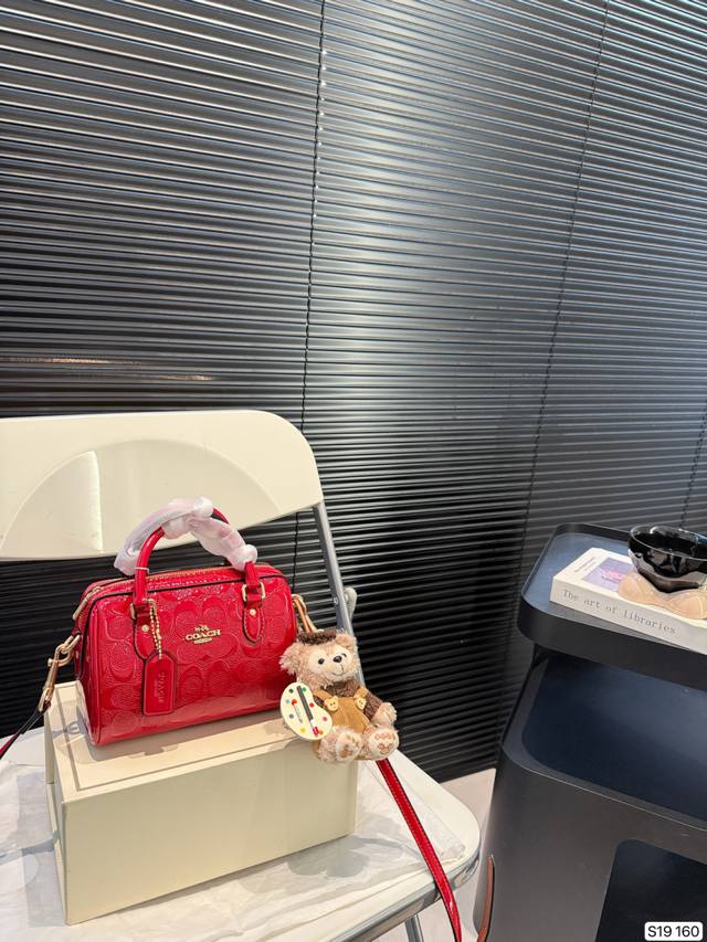 配折叠盒子 蔻驰枕头包出货 专柜同步 最新款 超级实用的款式 手提 斜挎多用款 原版电镀五金带logo 超级大牌 内衬logo时尚百搭款式 不挑年龄段 喜欢的抓