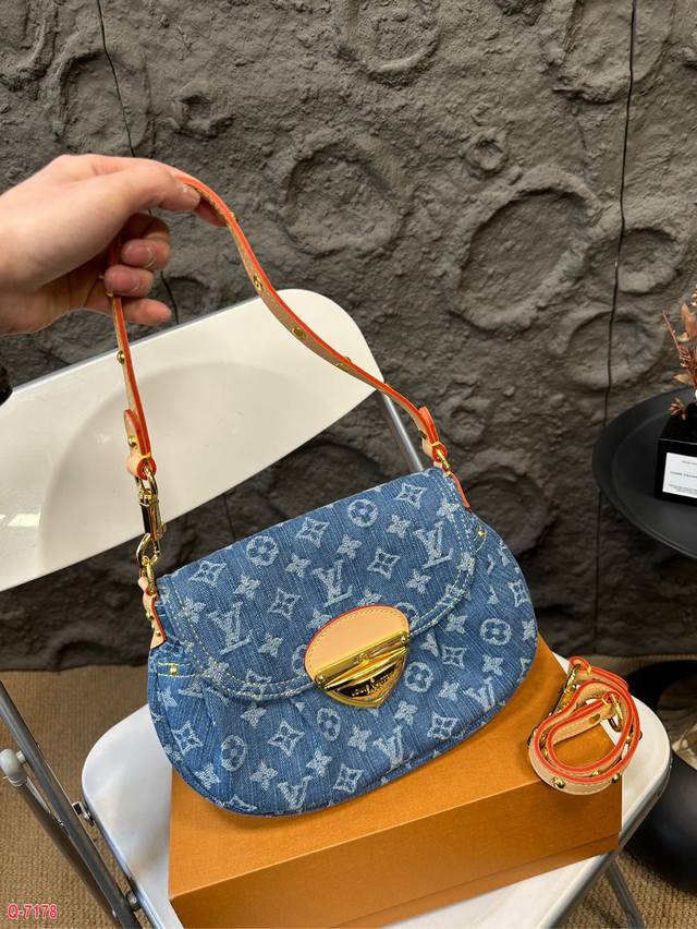 配折叠盒 Lv丹宁系列元宝包实拍啦 这个系列个人最推荐的一款 两个發，可以拼接斜挎～ 容量也nice 模样也可爱死~ 姐妹们，冲，别手软！ 尺寸26.18Cm