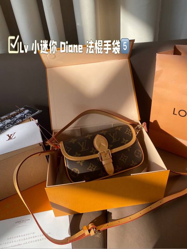 礼盒包装 Size：19*10Cm Lv 小迷你 Diane 法棍手袋 经典老花 小号mini 法棍包是真好看 又好背！ 皮质和颜色都不错， 配置两条肩带 又甜