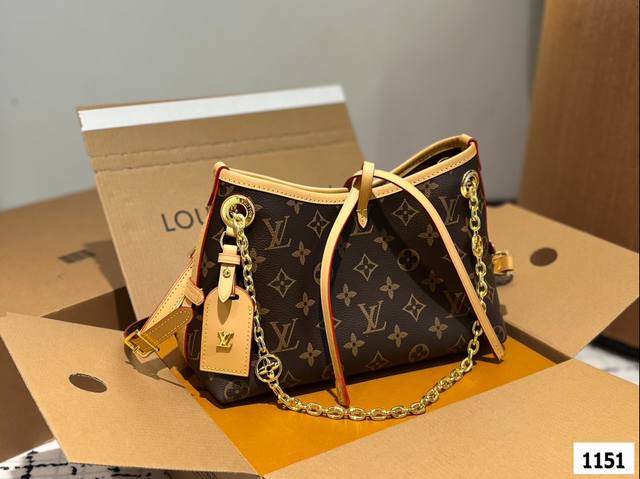 配飞机盒折叠盒子 Lv Carryall家族又添新成员 Lv设计师有一种不管钱包死活的审美，新版carryall变可爱了，而且不喜欢大包的姐妹这个就没什么顾虑了