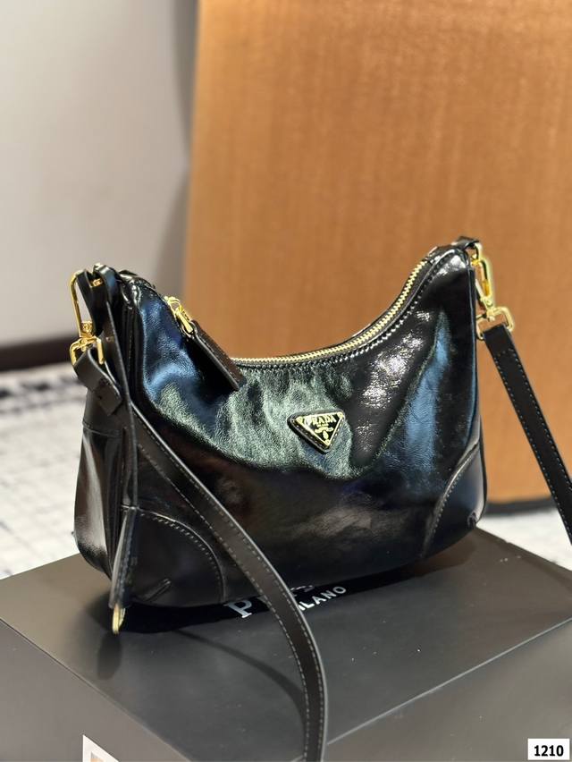 礼盒包装 普拉达 Prada 尼龙菱格腋下包 肩带可调节 单肩斜挎皆可 超级百搭款 高级有质感 容量也是足足的哦size：22*17Cm