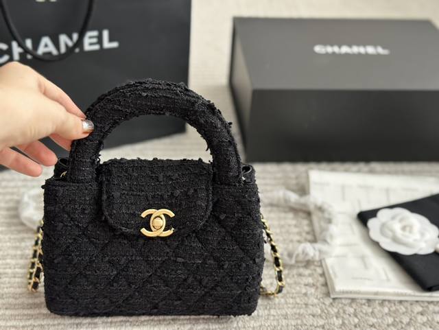 毛呢 Chanel23Kkelly. 上身图来咯chanel新款23K最火的一只包包来咯 Size 19 12Cm完美手机妥妥放下真的复古到不行实物超级精致优雅 毛呢 Chanel23Kkelly. 上身图来咯chanel新款23K最火的一只包包来咯 Size 19 12Cm完美手机妥妥放下真的复古到不行实物超级精致优雅