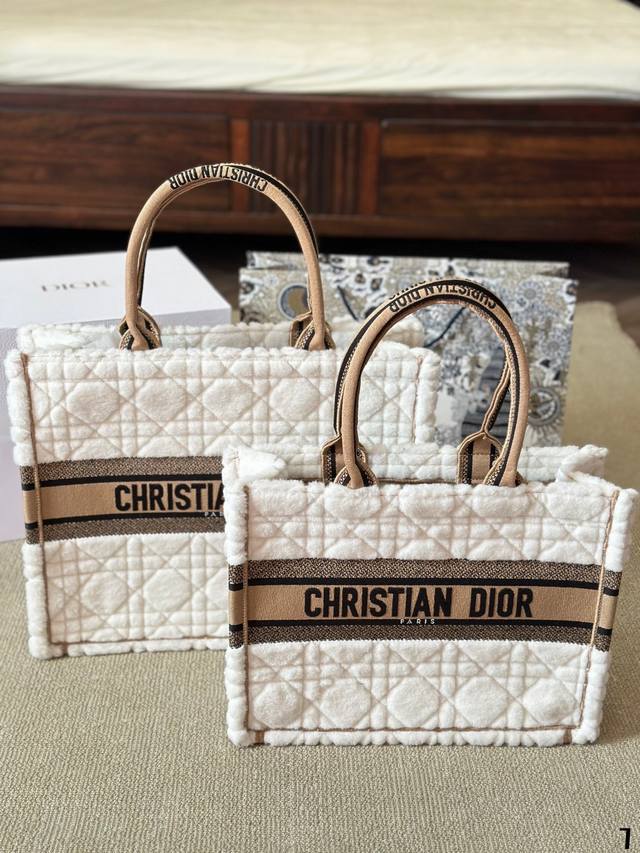 原单 冬天就要毛绒绒呀紫 #Dior24冬新款托特 这款大号 Dior Book Tote 采用米色皮毛一体面料精心制作,通体饰以标志性的藤格纹图案刺绣,正面饰 原单 冬天就要毛绒绒呀紫 #Dior24冬新款托特 这款大号 Dior Book Tote 采用米色皮毛一体面料精心制作,通体饰以标志性的藤格纹图案刺绣,正面饰