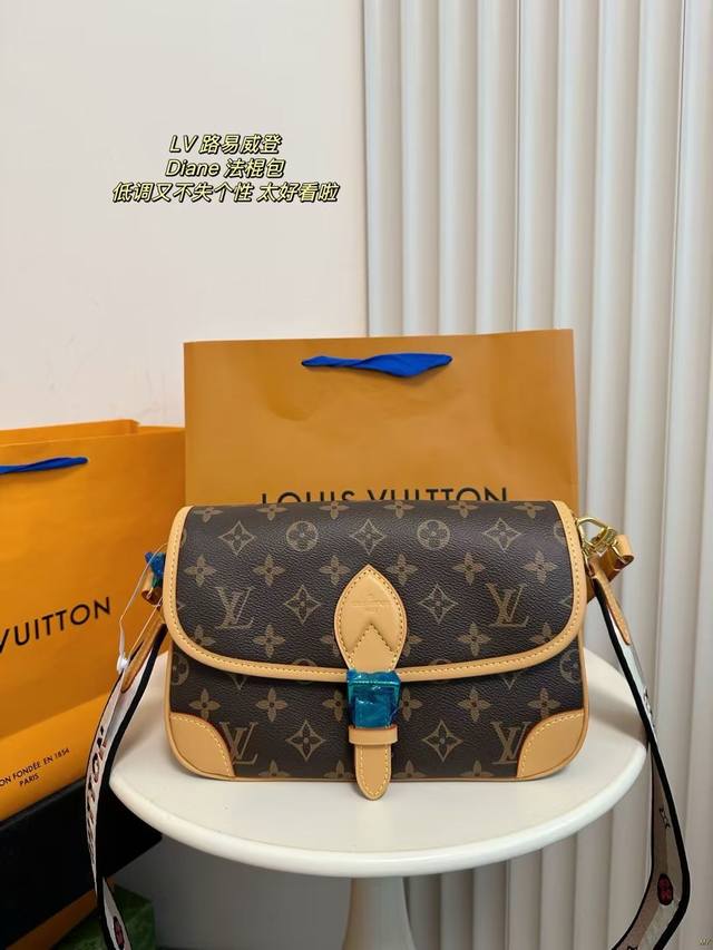 配盒 Lv 路易威登 Diane 法棍包 上身不会让人失望的好看太值了。低调又不失个性，使用频率会很高的一款包包啦~ 尺寸：25*16Cm