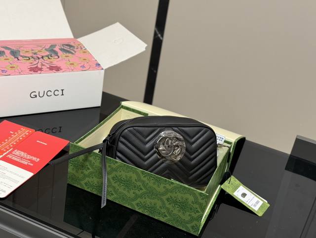 配折叠盒飞机盒 Gg Marmont 相机包 配以双 古奇金属配件。 可滑动链条肩带有多种背法， 可在肩背和手提之间自由转换。 采用波浪纹绗缝皮革， 尺寸大号