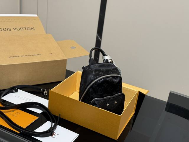 配折叠盒飞机盒 Lv Mini迷你 双肩包， 经典！经典！经典！ 小巧可爱又实用， 尺寸：16*20Cm