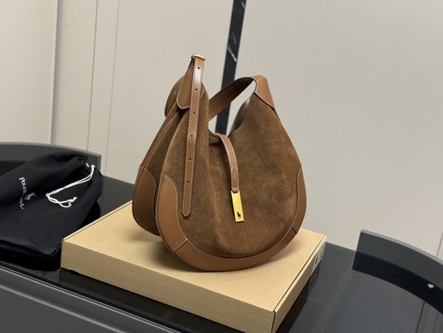 牛皮 配盒 拉夫劳伦 Polo Id系列可颂包 自重还行,不算沉 容量大,很能装调节肩带,可单肩背或斜背没有拉链 麂皮拼皮一见钟情,上手一摸直接沦陷:好~好~摸 牛皮 配盒 拉夫劳伦 Polo Id系列可颂包 自重还行,不算沉 容量大,很能装调节肩带,可单肩背或斜背没有拉链 麂皮拼皮一见钟情,上手一摸直接沦陷:好~好~摸