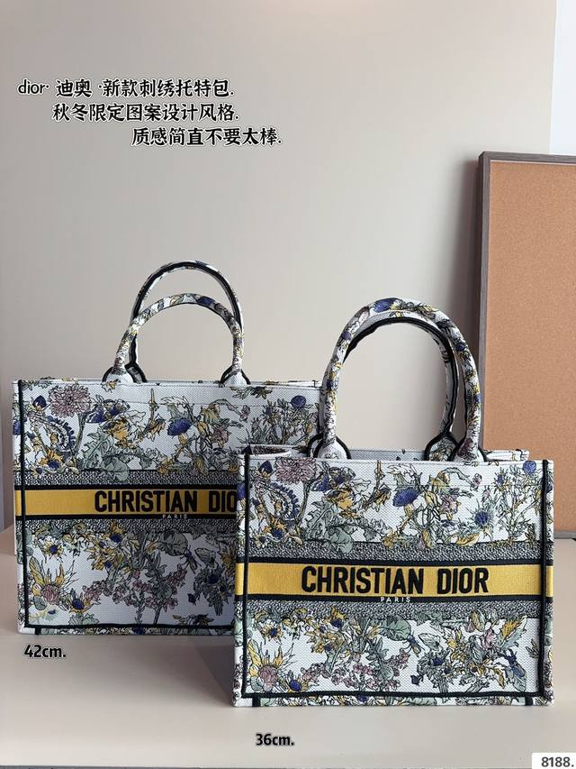 配内胆. 迪奥 托特包 系列. 这款 Dior Book Tote 手袋由 Dior女装创意总监玛 丽亚 嘉茜娅蔻丽 Maria Grazia Chiuri 设 配内胆. 迪奥 托特包 系列. 这款 Dior Book Tote 手袋由 Dior女装创意总监玛 丽亚 嘉茜娅蔻丽 Maria Grazia Chiuri 设