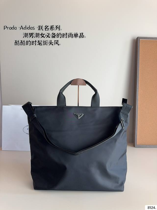 普拉达 托特包 Prada& Adidas联名款 经典黑银prada 手提小托特 简约设计容量还大 高级又有格调 搭什么衣服都不会出错~尺寸:37*16*50C 普拉达 托特包 Prada& Adidas联名款 经典黑银prada 手提小托特 简约设计容量还大 高级又有格调 搭什么衣服都不会出错~尺寸:37*16*50C