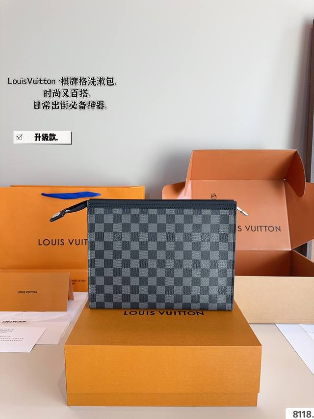 配礼盒. Lv洗漱包 新品 多用款 其实包包本身是个洗漱袋化妆包 被拿来用做手包 一般的手包都是扁扁的 但是这款手包底部是宽的 虽说是个手包 但能放很多东西进去