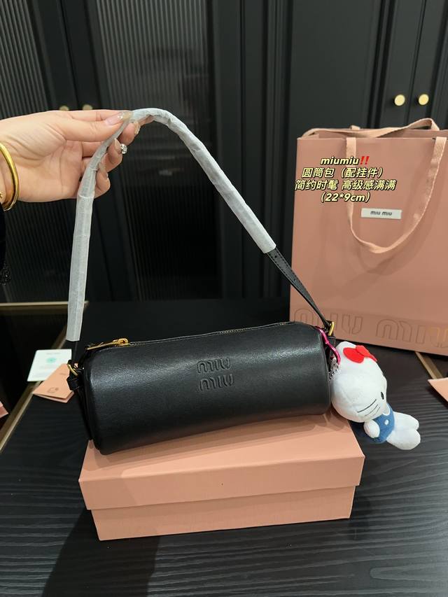 配盒尺寸22.9 Miumiu 圆筒包 棕色现货，简直是搭配利器，无论是职场还是日常出游，都能轻松驾驭。圆筒型设计，简约而不失高级感，箱包形状独特而吸引眼球。无