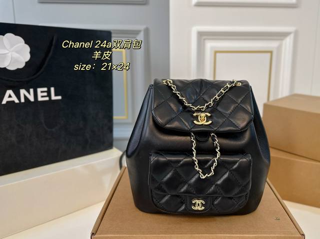 羊皮 折叠盒 Size:21×24 Chanel香奈儿24A Duma青蛙双肩包 一包三背，手提 单肩 双肩 搭配各种衣服都能轻松驾驭 质感超好，可爱又耐装 肩