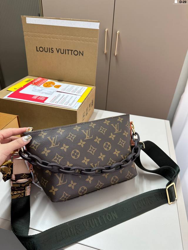 Lv帆船包老花斜挎包 网红同款 可调节长短 备受拥戴拥有超久历史 华丽感爆棚 D-29尺寸22.10.17折叠盒飞机盒
