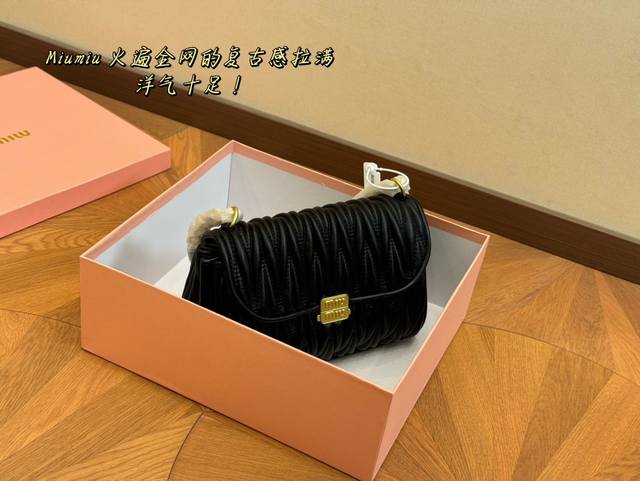 配盒 Size：25*15Cm Miumiu 法棍包包， 特别喜欢这个宽肩带的设计！ Miumiu的坑真的好仙女好好看！ 真的很有质感！ 可斜挎可手拿可单肩，