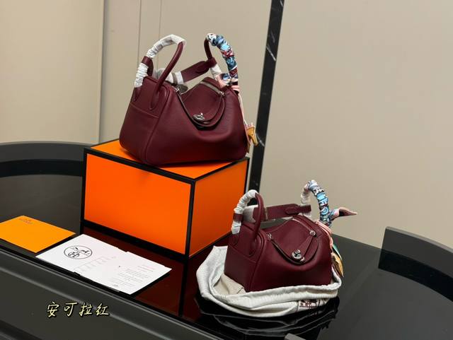 配全套包装 Size:26*18Cm 19*13Cm 爱马仕 Lindy 金扣 采用头层小牛皮 定制五金&半手缝莎菲线 高级优雅又带点可爱 赠送丝巾 小马挂件 配全套包装 Size:26*18Cm 19*13Cm 爱马仕 Lindy 金扣 采用头层小牛皮 定制五金&半手缝莎菲线 高级优雅又带点可爱 赠送丝巾 小马挂件