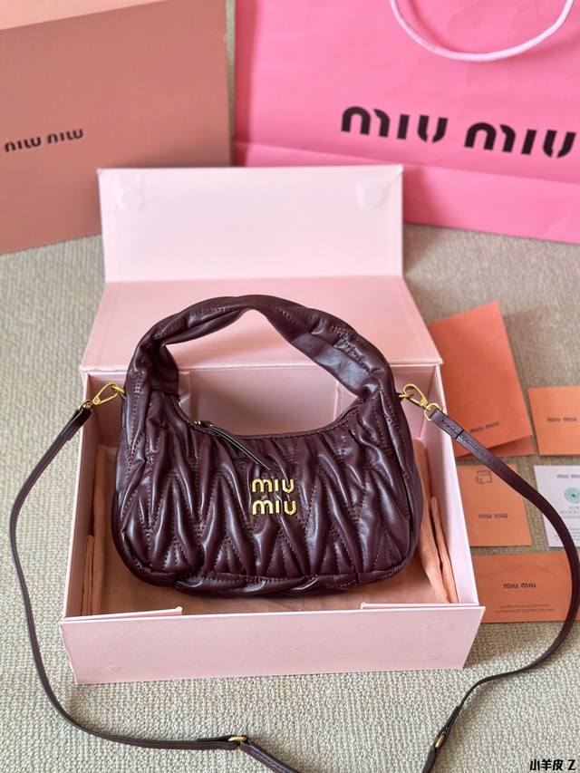 小羊皮 Miumiu 新品wander Hobo 腋下包 ，采用进口小羊皮纹面料，华丽 Matelasse 工艺重释软羊革托特包活力而百搭的都市风 廓形，赋予包