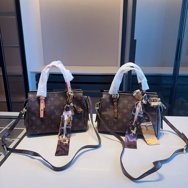 新品推荐 赠送原版丝巾lv新款手提包~配长带可肩背原版老花面料顶级五金 超高回头率!超级实用 Size:27*18*11 新品推荐 赠送原版丝巾lv新款手提包~配长带可肩背原版老花面料顶级五金 超高回头率!超级实用 Size:27*18*11