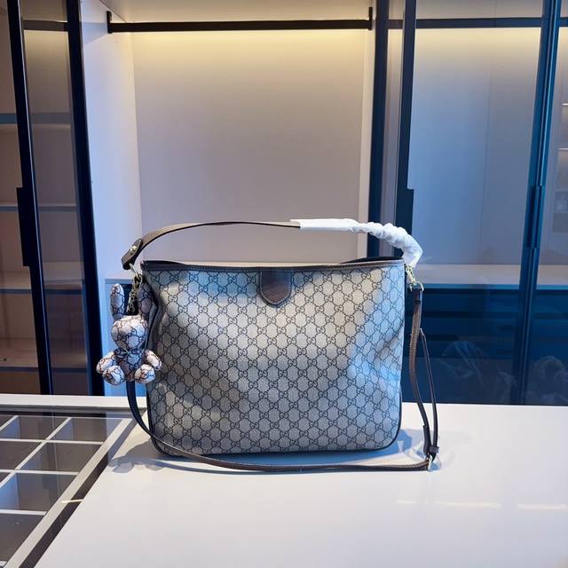 新品推荐 升级版～赠送兔子挂件gucci新款托特包～购物袋！腋下包～配长带可肩背！众多明星追捧的单品哦 原版老花面料顶级五金 上身效果超棒！大容量！超高回头率！