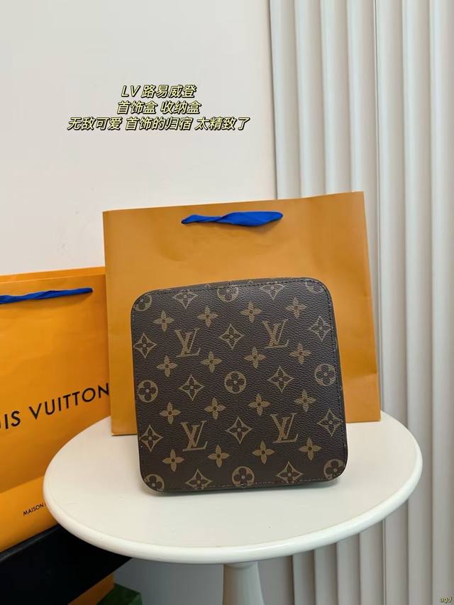 配盒 Lv 路易威登 方形礼盒 收纳盒 首饰盒 可做首饰盒 糖果盒，珠宝首饰的归宿。这只不只是老花盒子，还有彩绘拼色 尺寸：18*18Cm