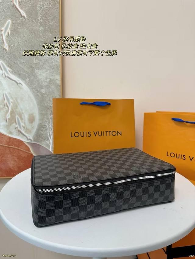 Lv 路易威登 收纳包 化妆盒 珠宝盒 Lv的这款旅行珠宝盒，实在是太美了现代风格与monogram珍品的结合，让它成为珠宝的完美居所。三种尺寸，满足不同需求。
