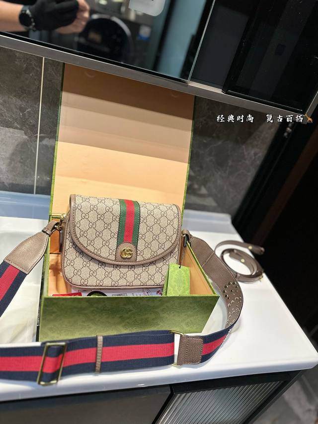Gucci Ophidia 邮差包 相机包 配原版乌木色二层牛皮～这个款复古韵味特别浓，对版五金 原版内里！上身效果也超赞，主要以精致特别的五金来提升整体质感。