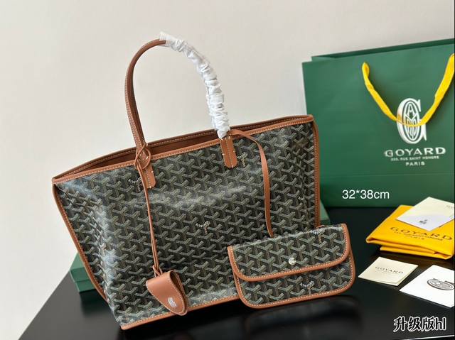 把快乐装进包包里｜出行大包｜大包太适合出行用了每次坐飞机的时候我都爱带它又轻又能装我买过内胆包，但是用过一次就闲置了虽然分类好找东西，但是失去了goyard的那