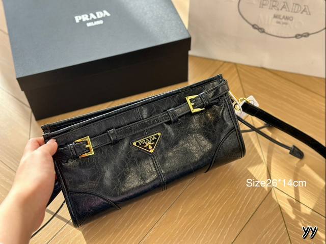 配盒 Prada Soft Lux实物有点东西 天天期待 油蜡皮 实物容量足够大 自重很轻甜酷girl值得拥有！！冲冲冲 尺寸26*14