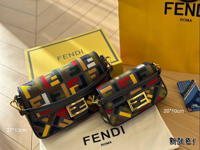 折叠盒 Fendi Baguette法棍包中号第一眼就觉得砸中了我。加上中号有一根较长的肩带，非常实用。中号的装两个手机，钱包，钥匙，墨镜，口红，粉饼都毫无压力