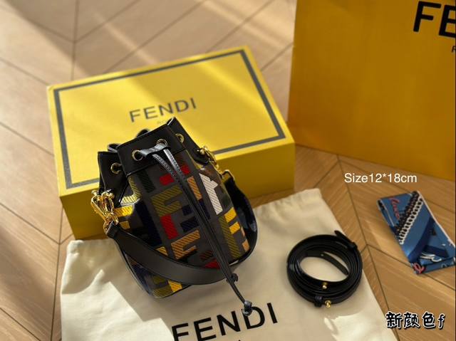 折叠盒 ｜Fendi Mon Tresor小号水桶手袋 年米兰时装周街拍中，潮人们背的最多的包包大概就是fendi芬迪的这款水桶包了。配有抽绳和fend金属标志