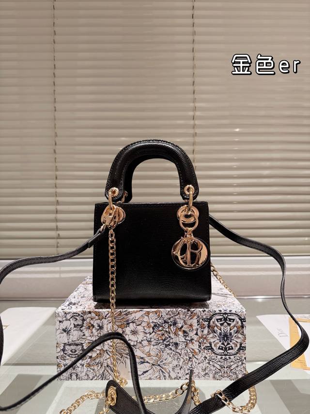 礼盒 Dior 戴妃包 Lady 内里配羊筋,采用蜥蜴纹皮革精心制作 中号款式,搭配可拆卸的链条肩带和可调节 可拆卸的皮革肩带,可手提、肩背或斜挎 是日常造型的 礼盒 Dior 戴妃包 Lady 内里配羊筋,采用蜥蜴纹皮革精心制作 中号款式,搭配可拆卸的链条肩带和可调节 可拆卸的皮革肩带,可手提、肩背或斜挎 是日常造型的