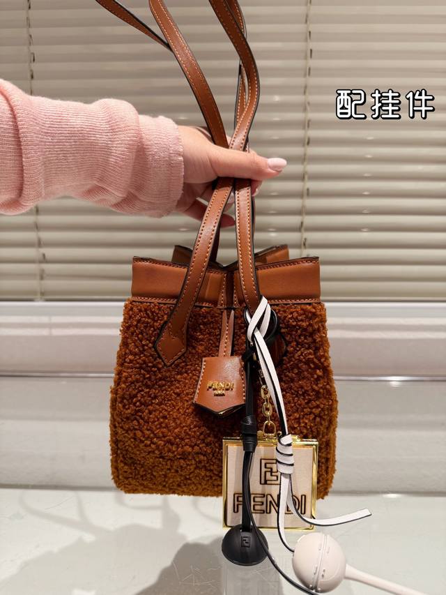 配挂件 Size：19 15Cm Fendi 每个角度都敲好看的 新款腋下包 包底的设计简直太爱啦！ 360度无死角！！ 怎么背都美貌时髦