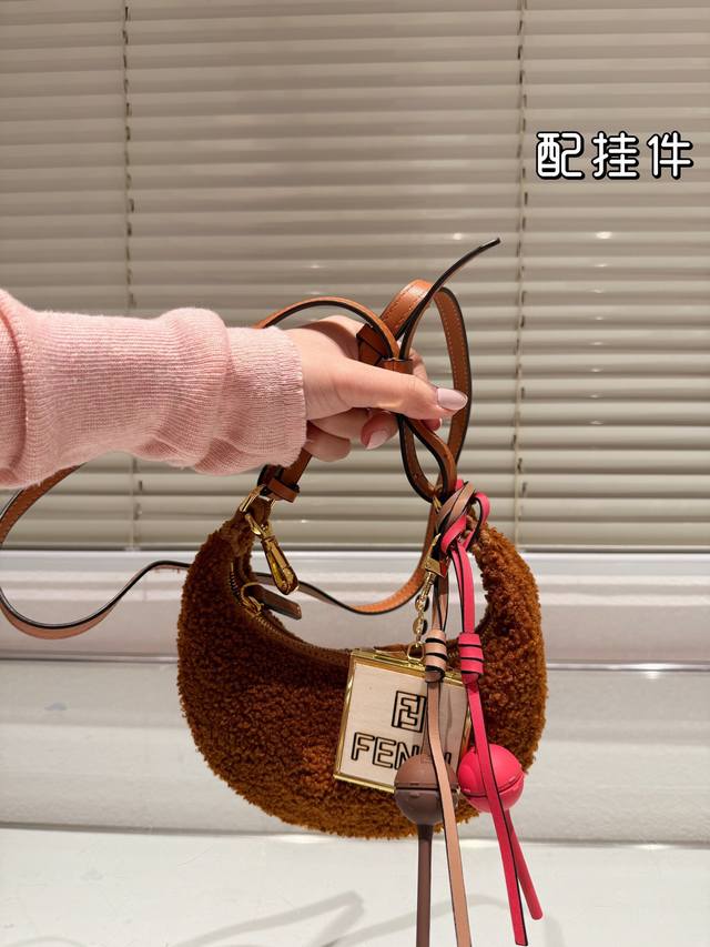 配挂件 Size：19 9Cm Fendi 每个角度都敲好看的 新款腋下包 包底的设计简直太爱啦！ 360度无死角！！ 怎么背都美貌时髦