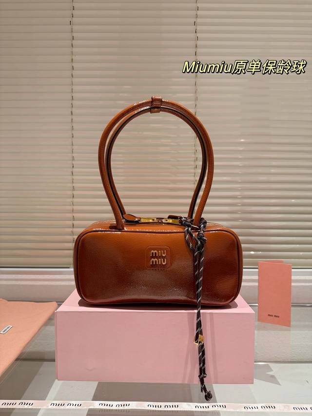 配盒 Miumiu圣诞限量 油蜡皮保龄球包 好美好美阿卡狄油蜡皮上新~ 中号保龄球尺寸质感无敌 长手柄腋下手拎绝绝子容量超大 尺寸 :28*12Cm 配盒 Miumiu圣诞限量 油蜡皮保龄球包 好美好美阿卡狄油蜡皮上新~ 中号保龄球尺寸质感无敌 长手柄腋下手拎绝绝子容量超大 尺寸 :28*12Cm