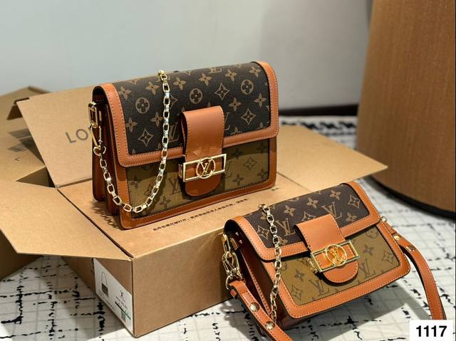 礼盒 Lv 达芙妮 细节真的很高级，给你一种奢华级体验，五金的打磨和，到饰边的涂抹都是纯手工，包边全部压线，显得更加精致，包身升级为拼色双色老花拼接，搭配方正的