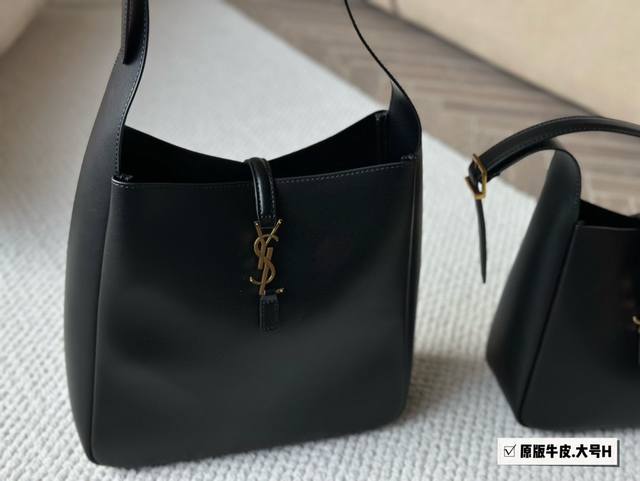 配盒 牛皮 升级版 配盒 牛皮 升级版 Size： 22*21Cm 小号 30*31Cm 中号 谁还没拥有 Ysl Soft Hobo！大爱这款包呀 实用性超强