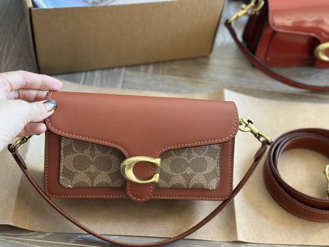 配盒子 Size:20*10Cm 百搭神器 Tabby C家 酒神tabby 奶白色 超级好看! 五金处coach的刻字 满满的小细节 配置双肩带 牛皮品质! 配盒子 Size:20*10Cm 百搭神器 Tabby C家 酒神tabby 奶白色 超级好看! 五金处coach的刻字 满满的小细节 配置双肩带 牛皮品质!