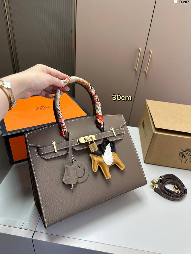 30Cm 牛皮 爱马仕铂金包 背铂金包的季节来啦 金扣!原版品质 D-287尺寸30×22 25×20折叠盒飞机盒丝巾小马 30Cm 牛皮 爱马仕铂金包 背铂金包的季节来啦 金扣!原版品质 D-287尺寸30×22 25×20折叠盒飞机盒丝巾小马