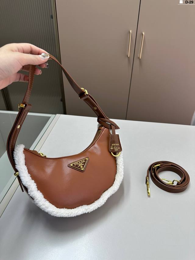 Prada 普拉达 毛毛 腋下包 颜值很到位 任何风格都可轻松驾驭 集美必入 D-29尺寸25×12 Prada 普拉达 毛毛 腋下包 颜值很到位 任何风格都可轻松驾驭 集美必入 D-29尺寸25×12