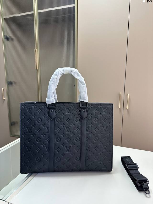 牛皮 Lv男士公文包 可以斜挎可以手提 容量也很大,文件,电脑都可以放 D-3尺寸38×30 牛皮 Lv男士公文包 可以斜挎可以手提 容量也很大,文件,电脑都可以放 D-3尺寸38×30