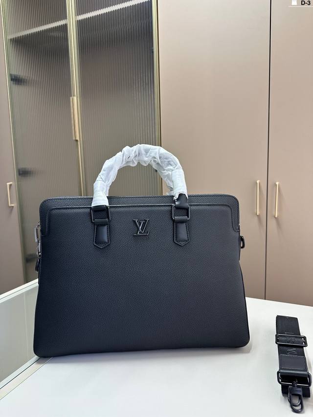 牛皮 Lv男士公文包 可以斜挎可以手提 容量也很大，文件，电脑都可以放 D-3尺寸38×30