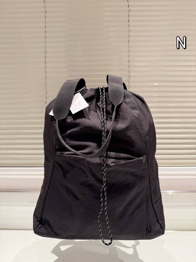 尺寸46.33 Lulu 手提双肩包 时髦拿捏住啦 不显老气好好搭啊 而旦貌美气质加成好高的呀~ 爱死了这份从容优雅