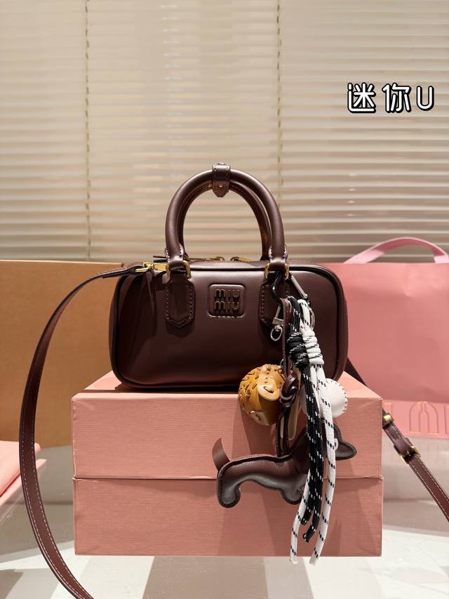 牛皮 配礼盒 Miumiu限定款相机包 简单又好看 Miumiu而且超级实用， #Miumiu新款包包 尺寸迷你20.11Cm