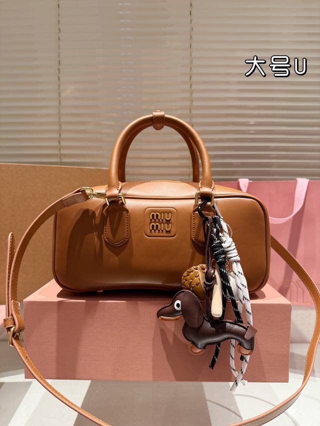 牛皮配挂件 配礼盒 Miumiu限定款相机包 简单又好看 Miumiu而且超级实用， #Miumiu新款包包 尺寸大号28 13Cm