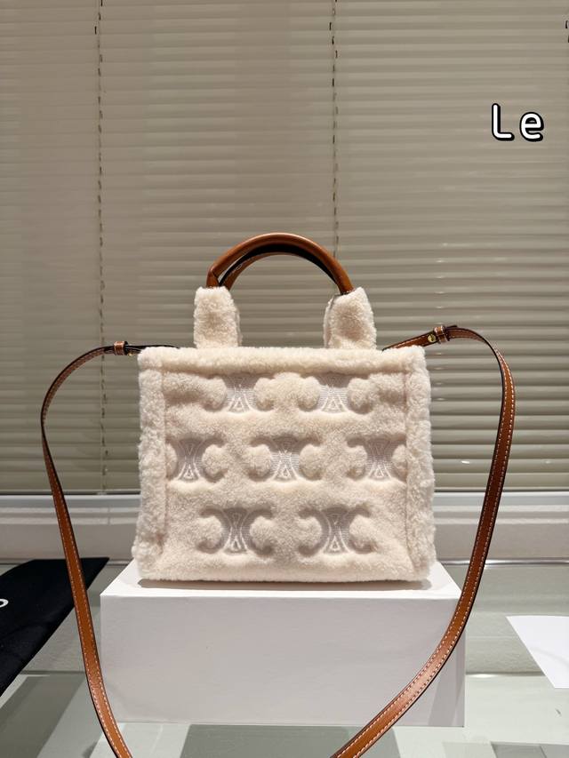 配盒 Size：25*18.5Cm Celine 凯旋门帆布托特 凯旋门logo 干净清爽又高级 能装很多物品 超级实用的一个小包包啦~