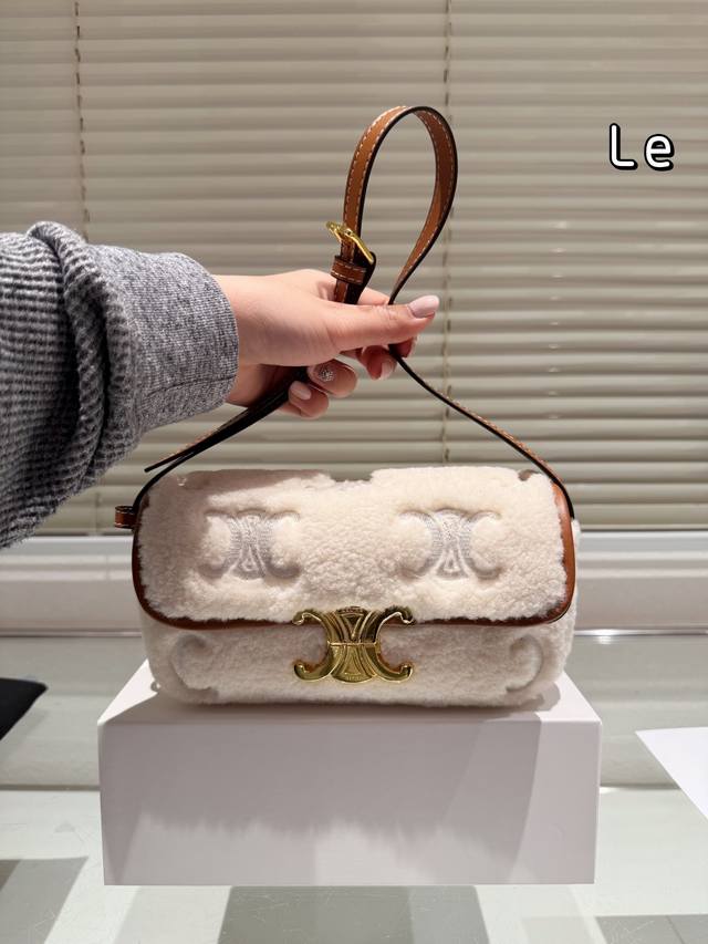 配盒 Size:20*11Cm Celine 22Ss超美腋下包 标志性金扣凯旋门,简直yyds 好有复古的的feel ! 特别耐糙 好看又不娇贵nice! 配盒 Size:20*11Cm Celine 22Ss超美腋下包 标志性金扣凯旋门,简直yyds 好有复古的的feel ! 特别耐糙 好看又不娇贵nice!