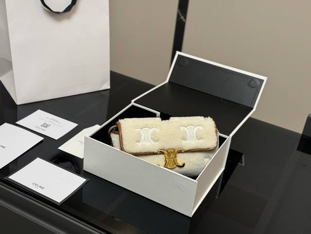 配折叠盒 Size：20*11Cm Celine 超美腋下包 凯旋门 升级版 重新出货 复古性感百搭小包 赛琳不容错过！！ 牛皮皮质 这个冬天您离不开它！