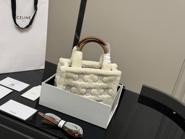 折叠盒 Size:24*18Cm 赛琳新款的托特包tote 今年的凯旋门都很 喜欢~ ~凹造型好物+街拍时尚单品 可满足短途旅行需求大包 折叠盒 Size:24*18Cm 赛琳新款的托特包tote 今年的凯旋门都很 喜欢~ ~凹造型好物+街拍时尚单品 可满足短途旅行需求大包