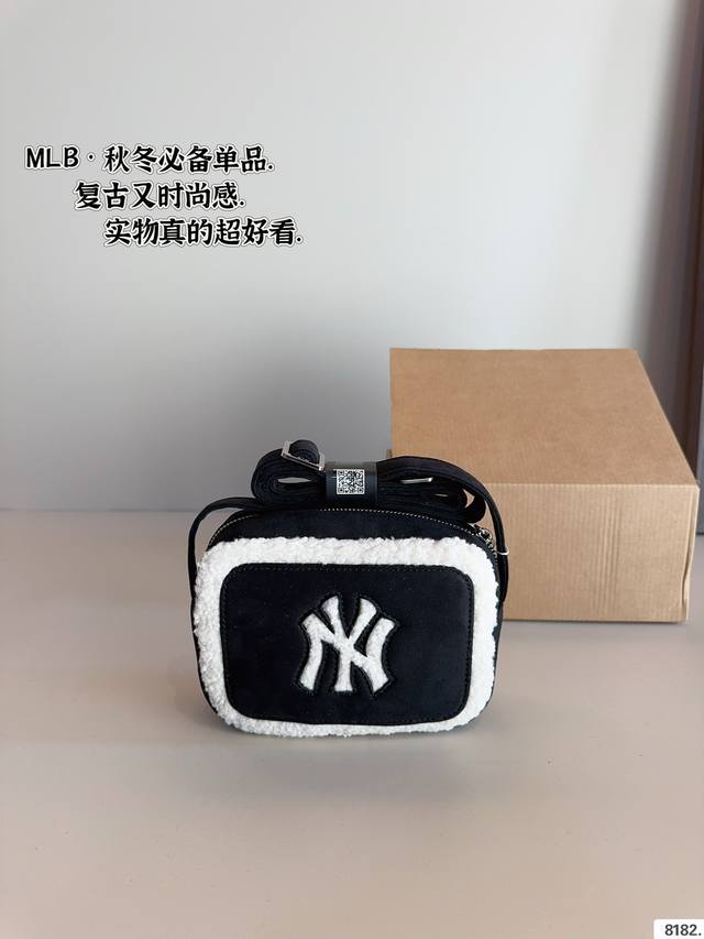 配礼盒 Mlb 麂皮绒相机包 斜挎包. 又美又a的 肩带可调节. 容量也非常可以 Mlb更加适合春夏 很是清爽!尺寸:17*5*12Cm 配礼盒 Mlb 麂皮绒相机包 斜挎包. 又美又a的 肩带可调节. 容量也非常可以 Mlb更加适合春夏 很是清爽!尺寸:17*5*12Cm