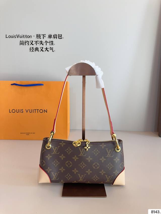 Lv Hobo 牛角腋下包. 复古优雅 永远的经典 正式休闲皆可 日常通勤无压力尺寸：25*4*13Cm