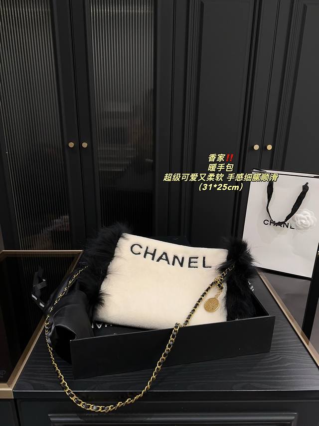 配盒尺寸31.25 香奈儿 暖手包 Chanel 最经典的黑白配色,毛乎乎的暖手包,冬天穿戴上超级可爱!Vintage中白毛毛材质真的特别难保存,遇到好成色的一 配盒尺寸31.25 香奈儿 暖手包 Chanel 最经典的黑白配色,毛乎乎的暖手包,冬天穿戴上超级可爱!Vintage中白毛毛材质真的特别难保存,遇到好成色的一